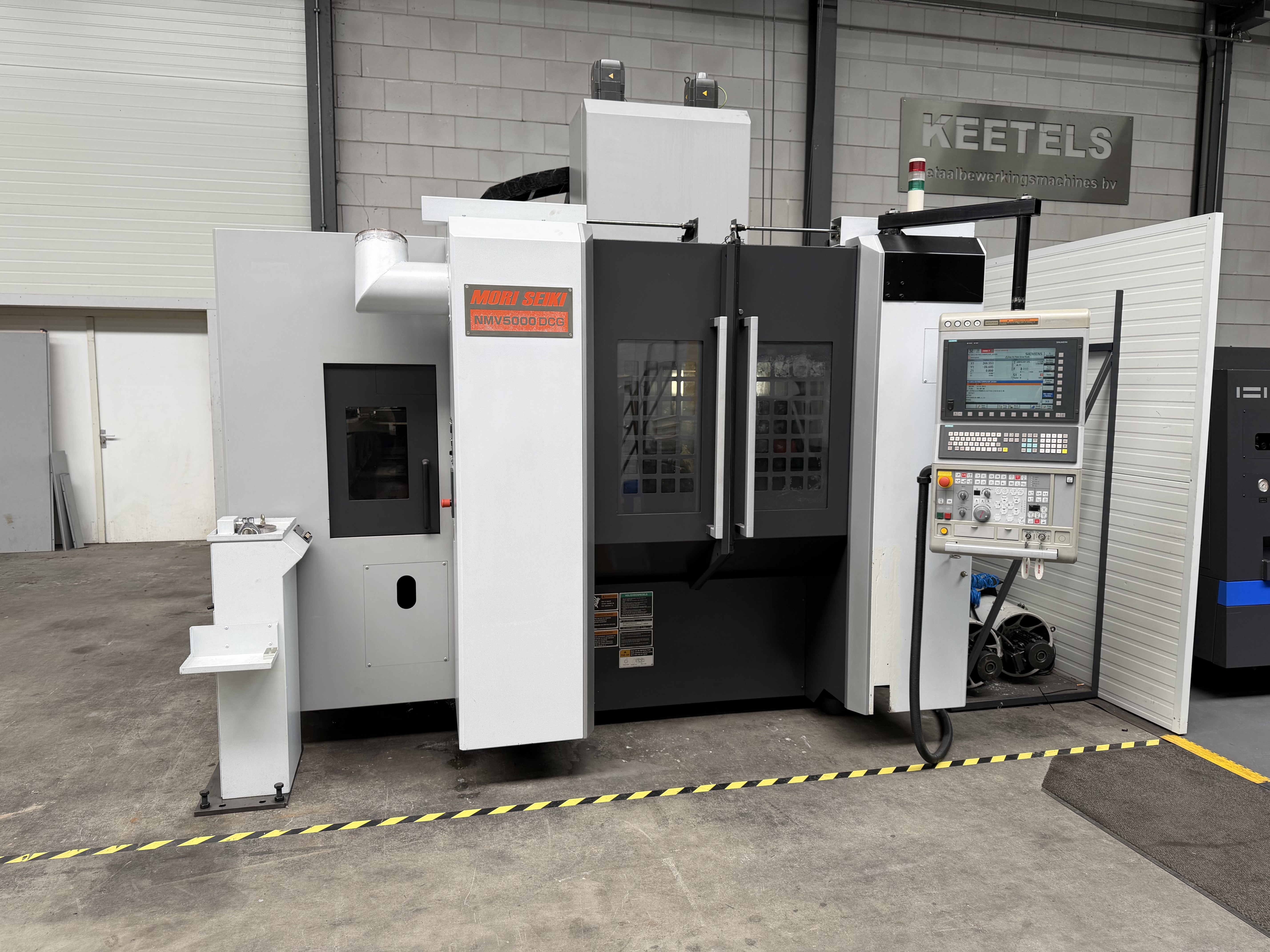 Centru de prelucrare CNC cu 5 axe MORI SEIKI NMV5000 DCG