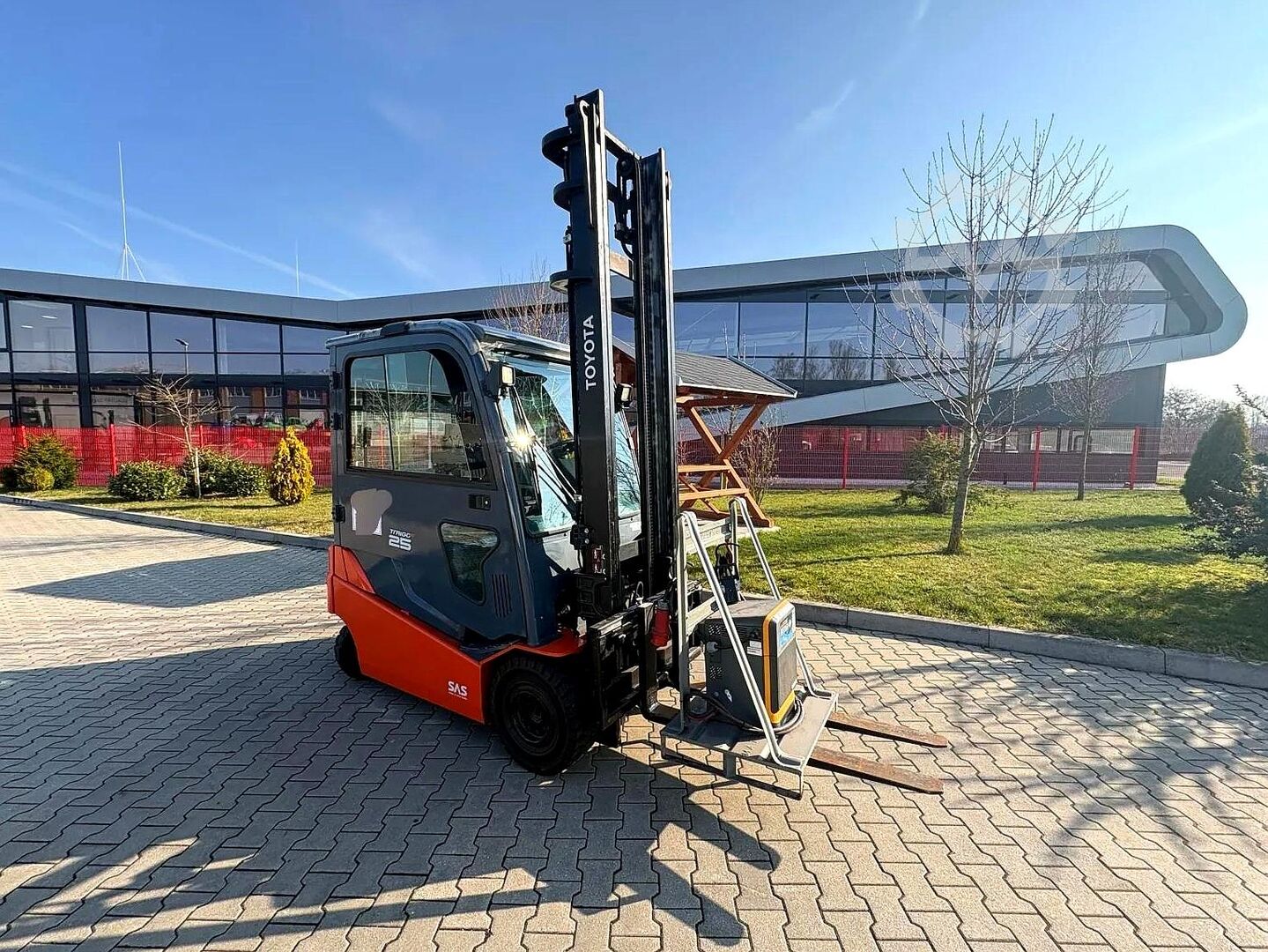 Stivuitor electric 4 roți Toyota 8FBMT25 - 2.5 t / 4.5 m